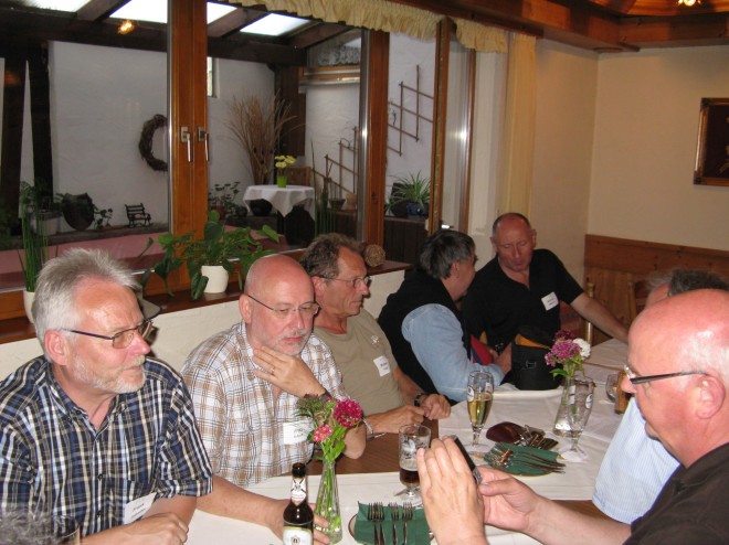 Gemütliches Zusammensein in der Gaststätte "Zur Post".  Tisch der 13b. (v.l.n.r) Frank Ladenthin, Fritz Schadt, Michael Pieke, Hans-Gerd Goltz, Werner Henrich. (Vordergrund rechts) Manfred Ellerbrock.
